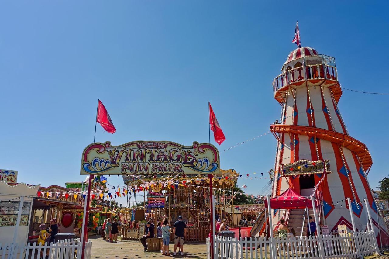 Caravan For Hire At St Osyth Beach Holiday Park In Essex Ref 28107Y Clacton-on-Sea Exteriör bild