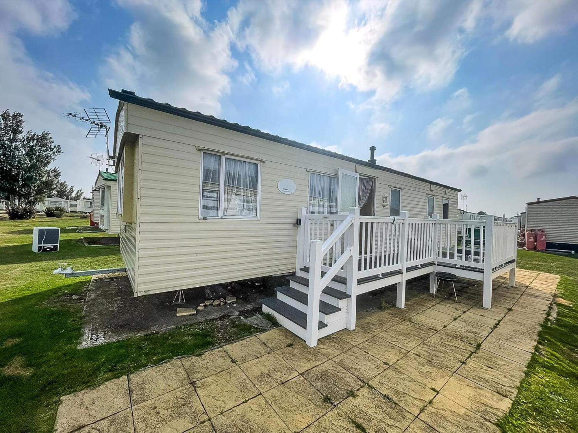 Caravan For Hire At St Osyth Beach Holiday Park In Essex Ref 28107Y Clacton-on-Sea Exteriör bild