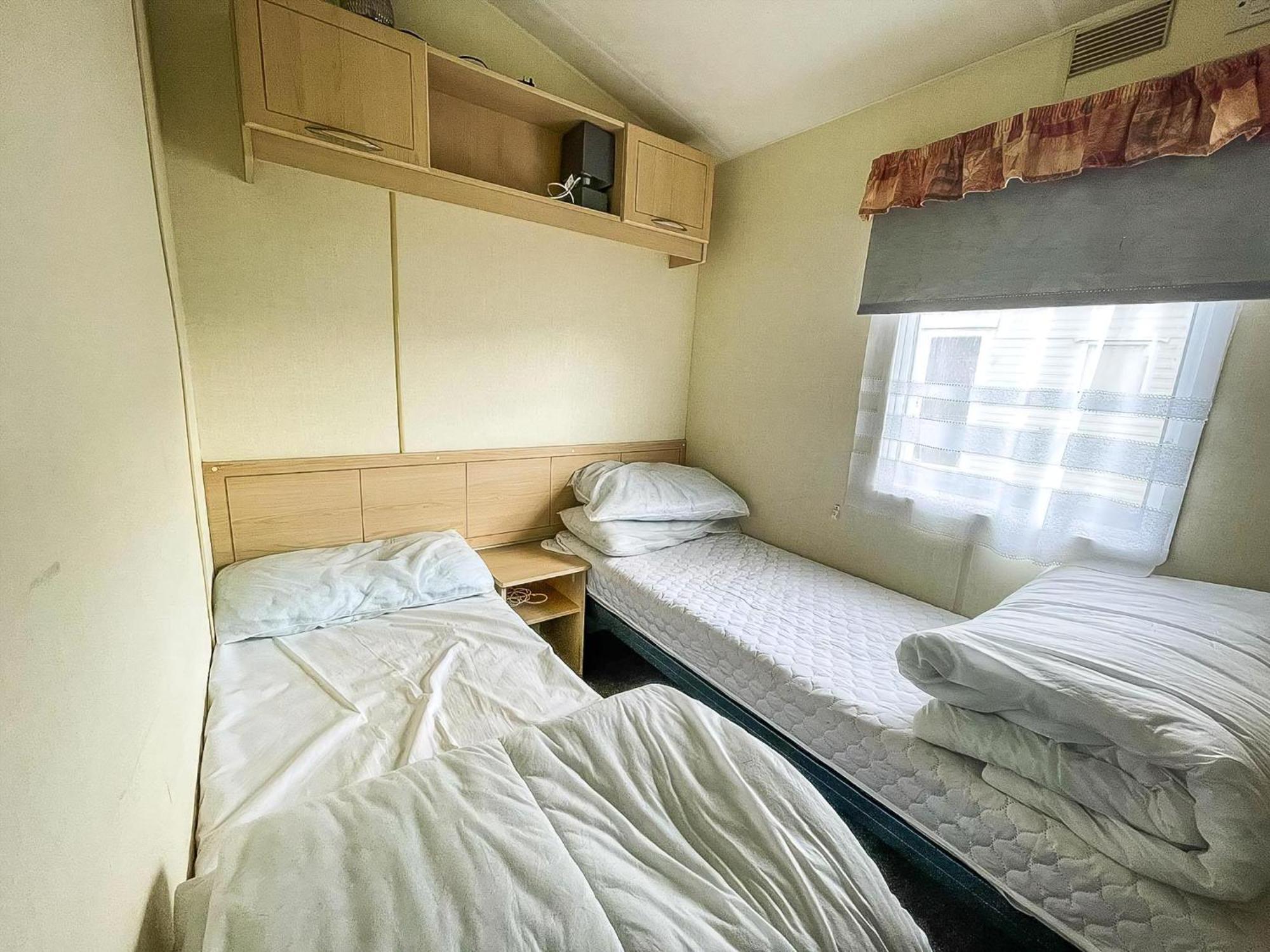Caravan For Hire At St Osyth Beach Holiday Park In Essex Ref 28107Y Clacton-on-Sea Exteriör bild